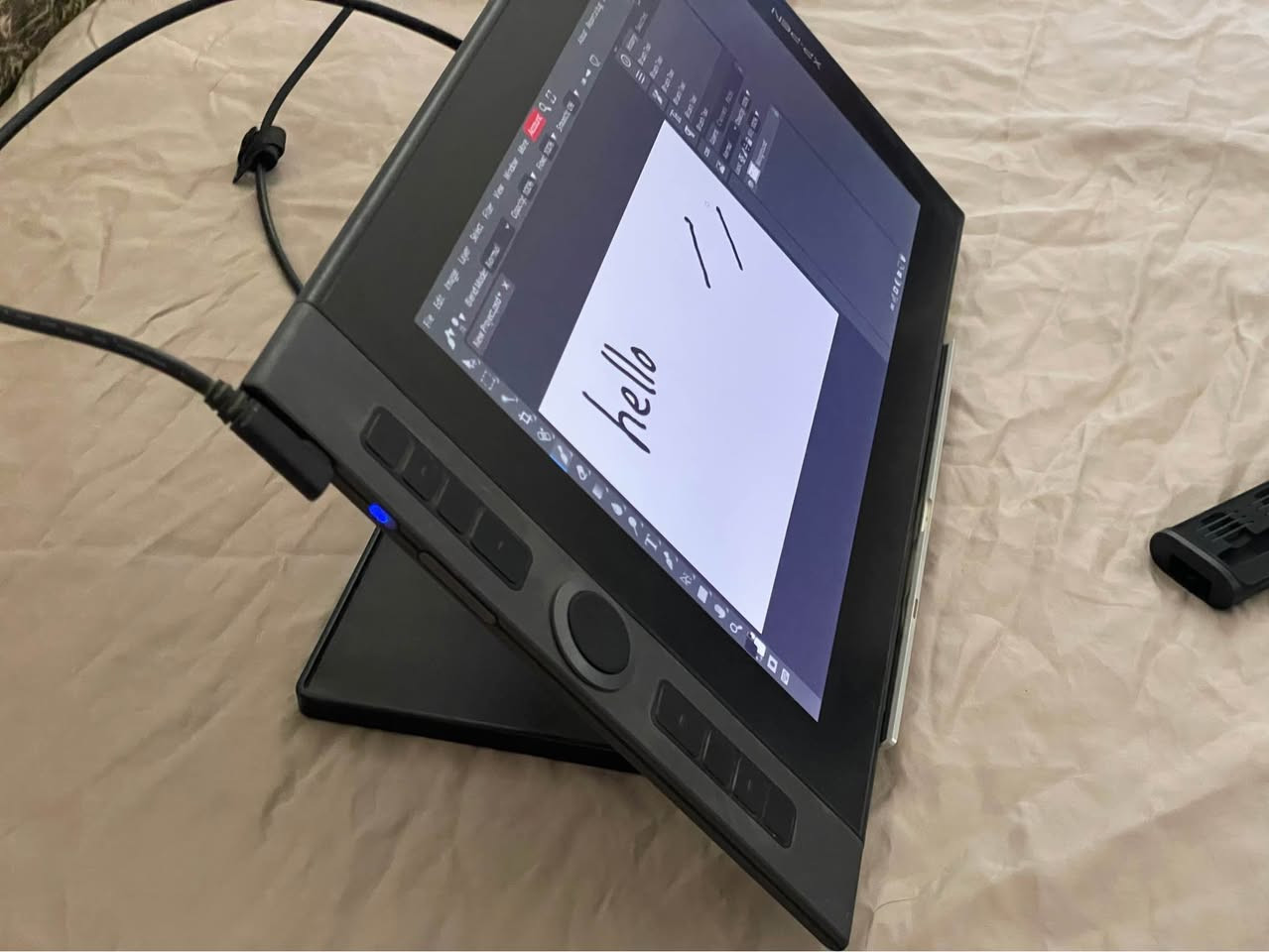 تابلت رسم احترافي للبيع 🎨🔥

**XP-PEN Artist Pro 16** بحالة ممتازة جدًا، استخدام خفيف ونظيف، بدون أي مشاكل.

المواصفات:

* شاشة 15.6 إنچ بدقة Full HD
* قلم حساس للضغط (8192 مستوى) – رسم ناعم ودقيق جدًا
* أزرار اختصار جانبية تسهّل الشغل
* مناسب للرسم، التصميم، المونتاج، والأنيميشن
* يشتغل على اللابتوب والكمبيوتر (ويندوز وماك)

يجي وياه القلم الأصلي + الكيبلات والكراتين الاصلية.

السعر: ٤٥٠ و بي مجال بسيط
الموقع: السماوة

اللي مهتم يراسلني خاص 📩 السماوا, المثنى


**إذا كنت صاحب هذا الإعلان وتريد حذفه لأي سبب، رجاءا أرسل رسالة إلى الدعم الفني**