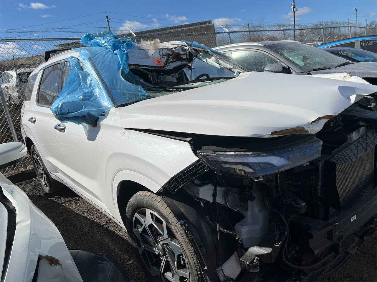 هونداي بلسايد مديل ٢٢ تلكرافي فول بدون رقم المنفيس بسمي بدون شاصي لغد إرباك مكفول صور الحادث بل منشور السعر ١٧٥ وبيها مجال لشراي مكان السياره بصره ***********

