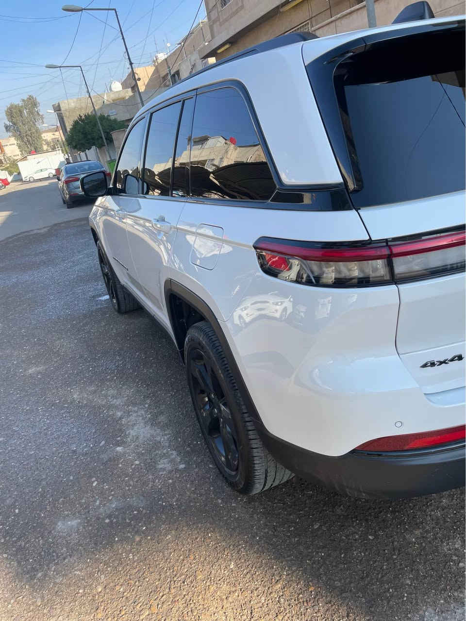 السلام عليكم جيب كراند شيروكي اللتيتيود بلاك توب موديل ٢٠٢٣ فول مواصفات الحادث موضح بلمنشور ماشيه ٥٤٠٠٠ كيلو السياره كلش نظيفه اوجديده السعر 31000 قفل مكان السياره المنصور *********** بغداد, العراق
