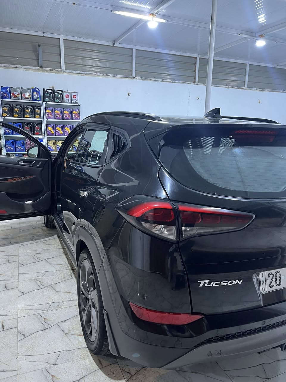 بسم الله الرحمن الرحيم
توسان 2016 امريكي 
محرك 1600 تيربو 
فول موصفات 
داخله كلين 
بيها بارد بسيط بالباب 
وبالبنيد اثر طعج 

ب 145 $ وبيها مجال 
***********
