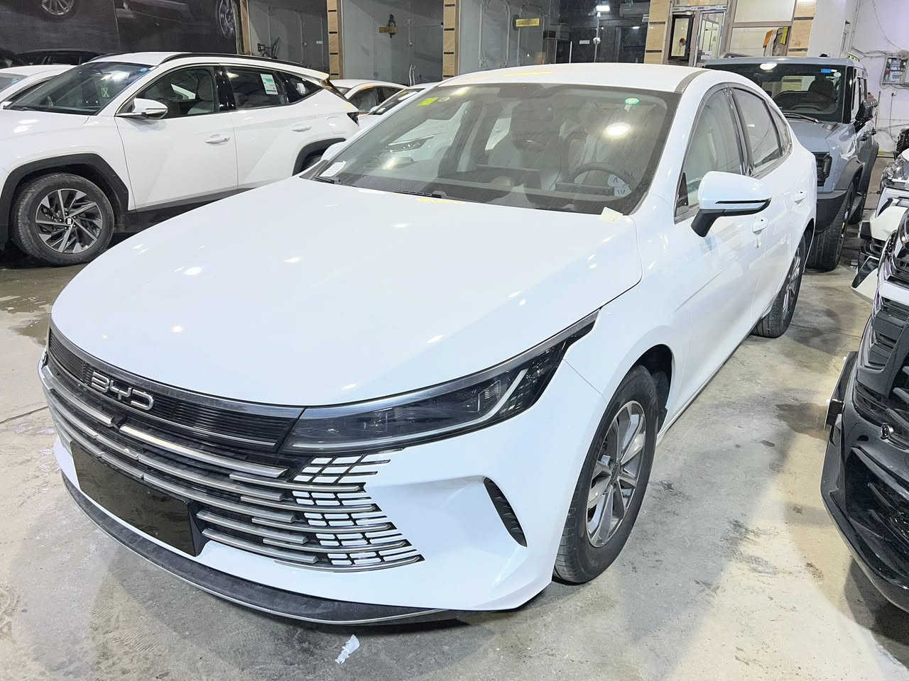 سلام وعليكم
بي واي دي 2025 زيروو 0️⃣ 

لون ابيض داخل ابيض 

فول مواصفات 

مرقم كامل 

غراضهة كاملة 

مكاني بغداد زيونة 

رقمي ***********
