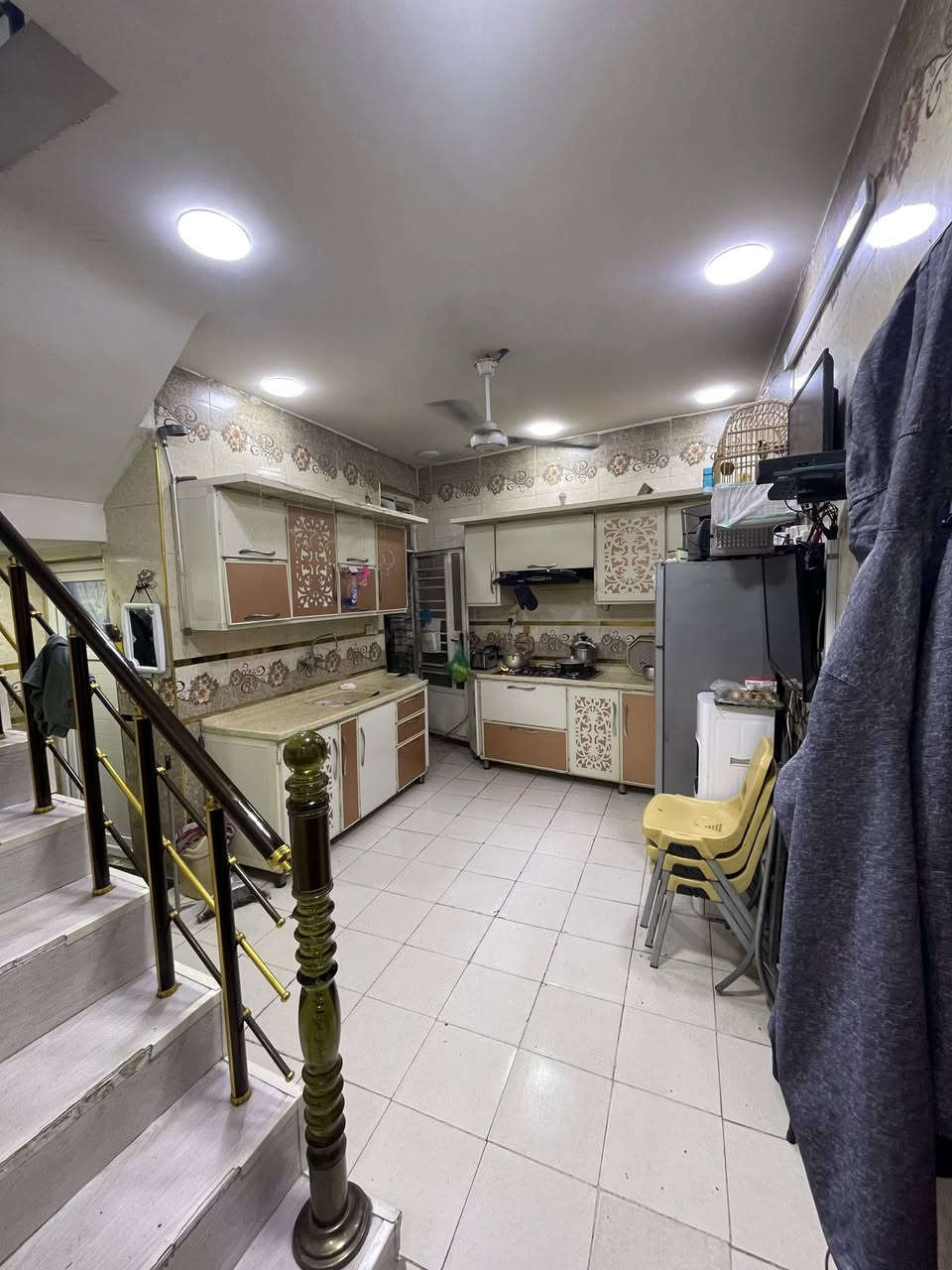 السلام عليكم
بيت للبيع مساحه 50متر كامل من كلشي بس الواجهيه 
بين الصحه والستين يريد استفسار ***********
