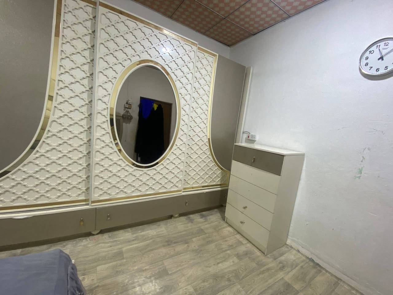 غرفه تركي نظيفه سعر 800 بيها اناره +  السرير متحرك يرفع وتحت مخزن الكنتور سحب وبيه رفوف / العنوان ظباط جمهوريه الرقم
***********
