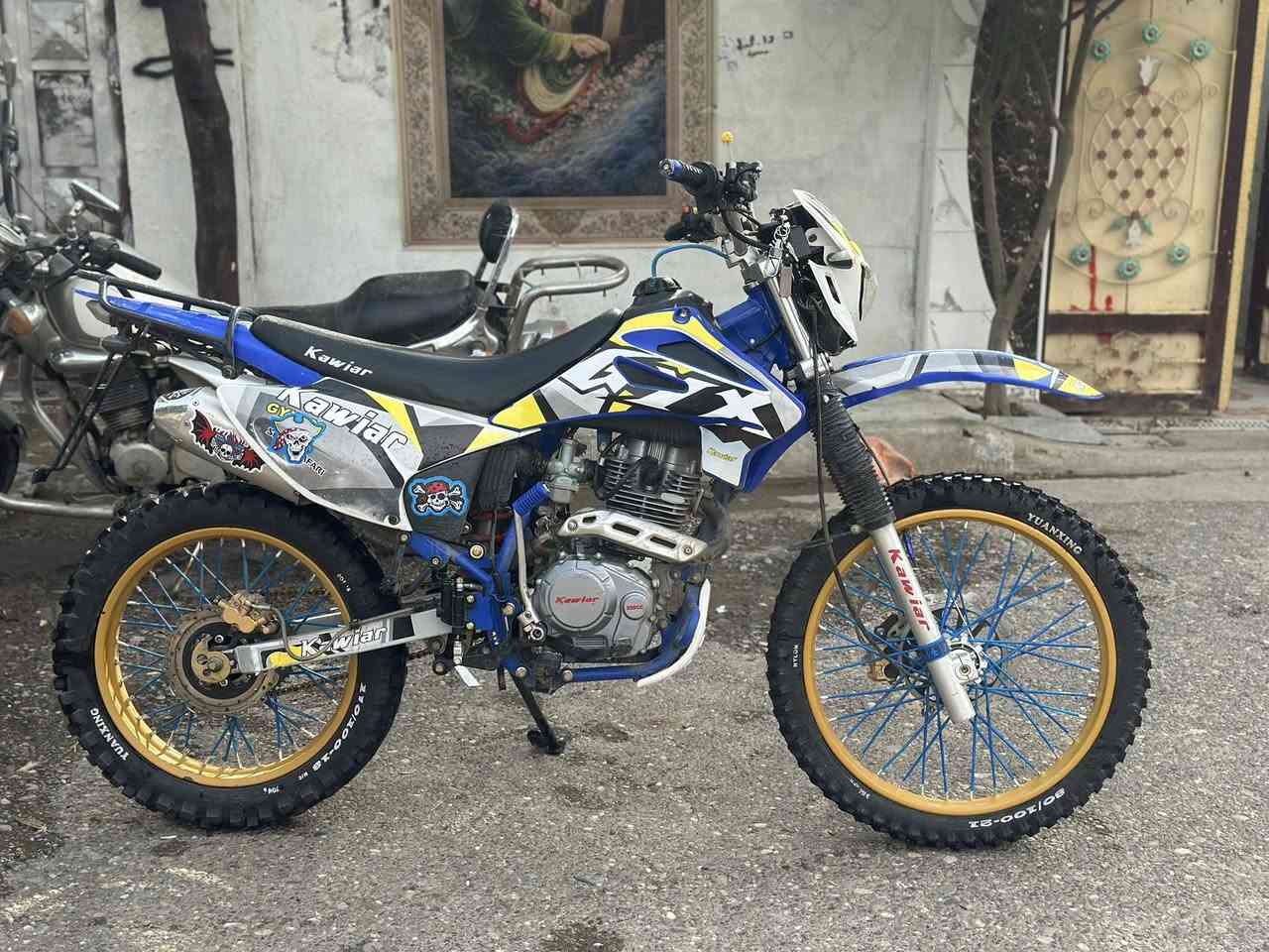 قفاز جديد موديل ٢٤ 
نكره سلف كله جديد 
مكينه ٢٥٠ 
كهربائيات كلها شغاله 
الدراجه بدون نقص 
***********
