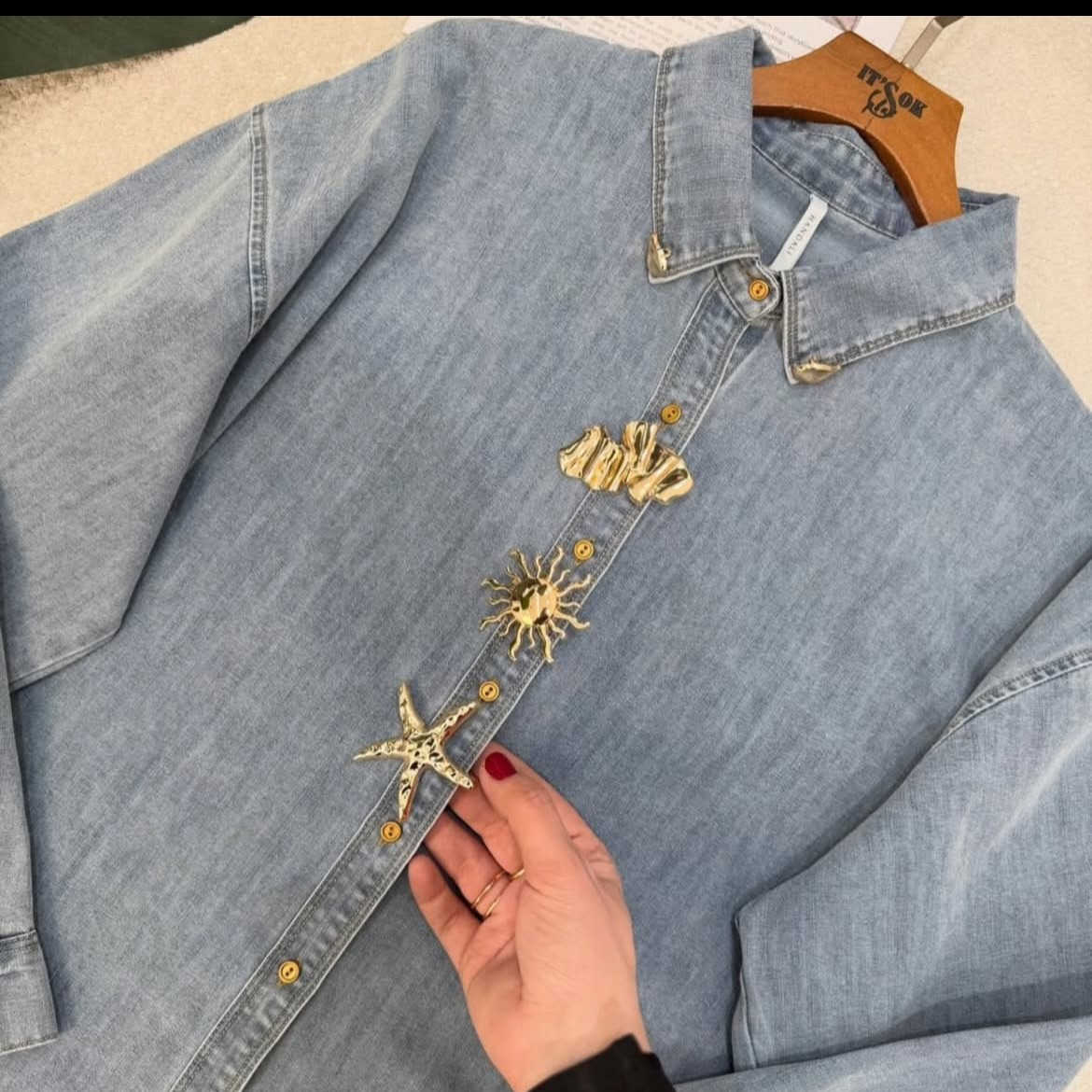 موسم ٢٠٢٦ جمال ودمار 💪🙃قميص جينز فول راحه 
الخامه جينز الخفيف 🥶 بروش 🌿
فري سايز 
يغطي ورك 

تتوفر خدمة توصيل لجميع محافظات العراق 🇮🇶 
***********

#منتخب_العراق #ازياء_سان #قميص #ملابس_صيفية #اكسبلور_فولو
