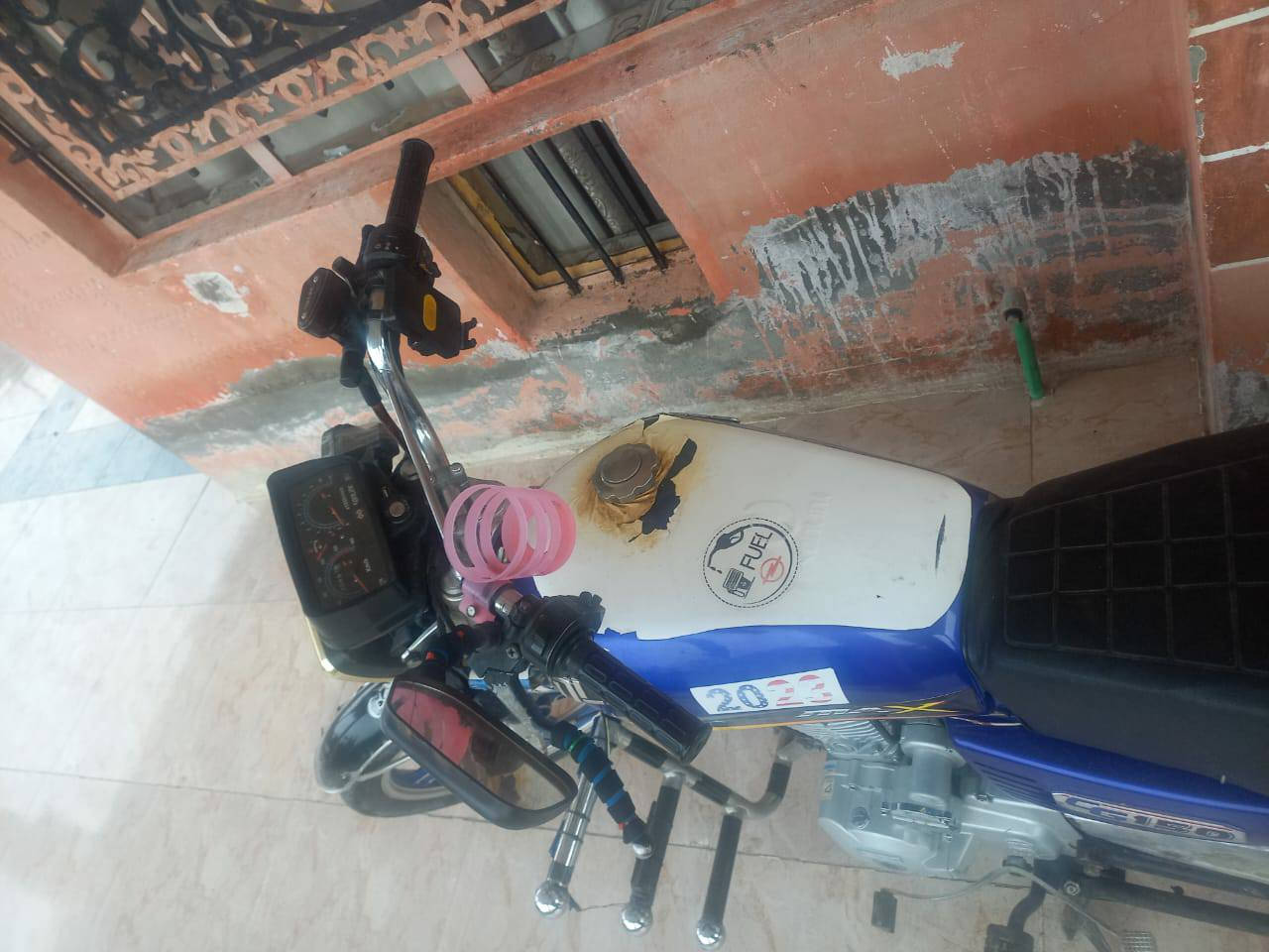 السلام عليكم ماطور سيفان موديل
2023 مكفول كفاله عامه من كلشي ماطور 
جديد بعده ونظيف محرك ٢٠٠ مامفتوح 
الماطور مكفول كفاله عامه من ايي ضرر
بسعر ٥٨٥/للاتصال ***********
