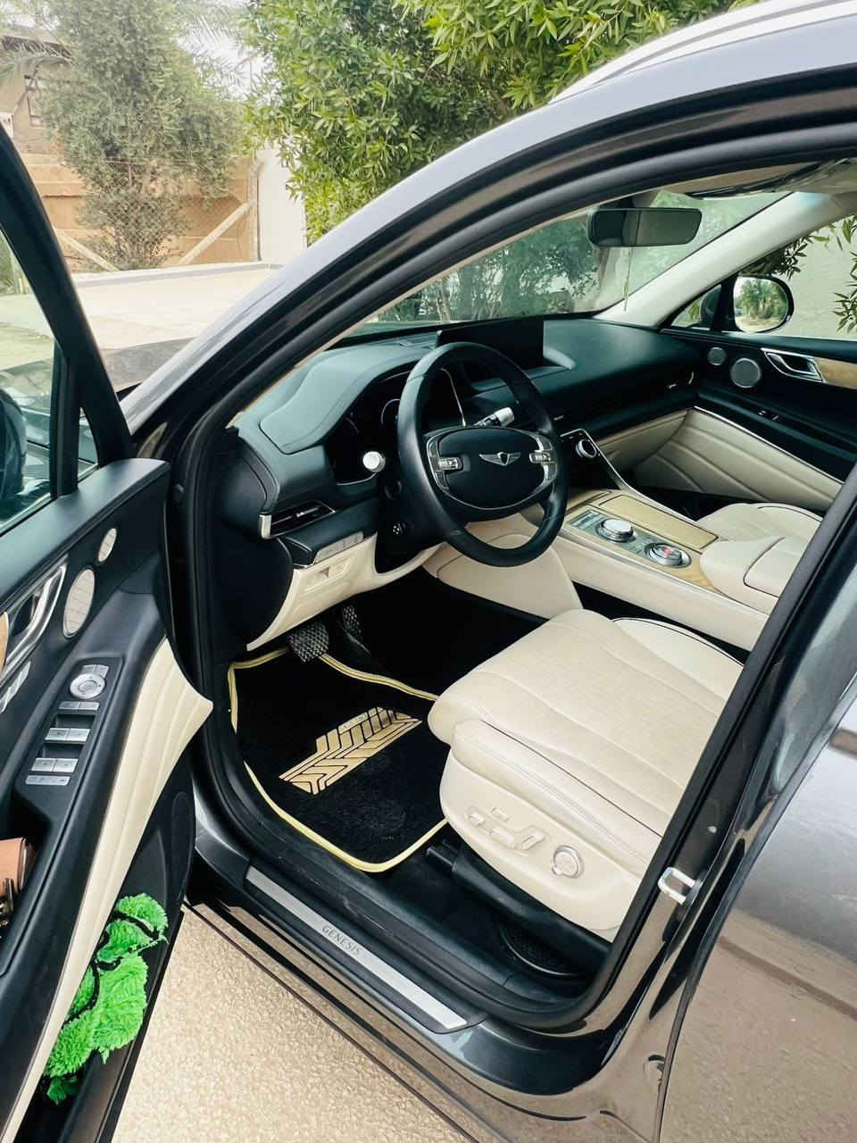 أعرف متحبون التفاصيل المطولة..لذلك راح اختصرها
GV80 للبيع 
موديل 2023
محرك 2.5 تيربو
صور الحادث بالمنشور (ملاحظة فقط الكفر مبدل)
والسيارة فول مواصفات والدخول جديد نهاية2025
سنوية جديدة وبأسمي..
السعر 410 مع المجال البسيط 
للتواصل والأستفسار الأتصال ***********

