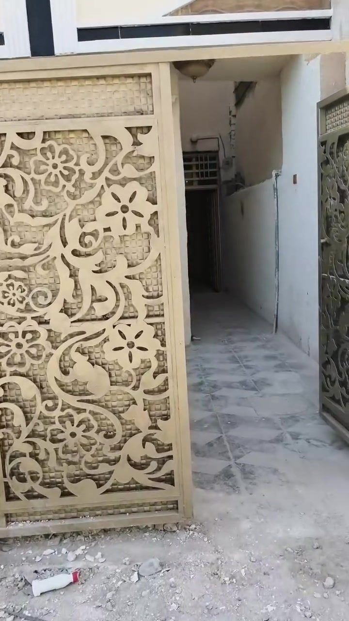 اللهم صل على محمد وال محمد
بيت 50 متر طابقين جديد 
الطابق الاول يحتوي استقبال ومطبخ وحمامات داخلي وخارجي
الطابق الثاني يحتوي عى غرفة وصالة
الخدمات مي مجاري وكهرباء 
السعر 57 وقابل للتفاوض
العنوان الزعفرانية نهاية شارع الكهرباء زراعي دور الشرطة
للاستفسار:***********
