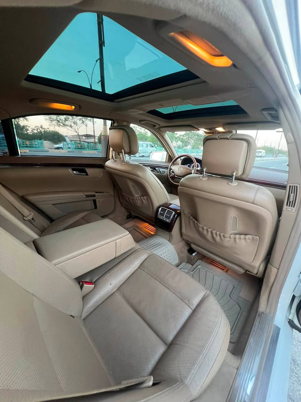 السلام عليكم
للبيع: مرسيدس S550 موديل 2010

🚘 المواصفات العامة:

* 8 سلندر
* اللون: أبيض
* مكينة، كير، وتبريد بحالة الوكالة
* السيارة على وضع الشركة، وما بيها أي نقص

المواصفات:

* ناظور ليلي
* رادار أمامي وخلفي
* سقف بانوراما (طكتين)
* أربعة أبواب شفط مع صندوق شفط وكهربائي
* لايت عدسة بلادي زينون
* بروجكتر LED
* تدفئة وتبريد لجميع الكشنات
* أربعة كشنات بتحكم منفصل مع ميموري (3 وضعيات)
* تحكم كامل بالكشنات الخلفية مع نفخ وتعديل، وتحكم منفصل بالأجواء الخلفية
* سماعات هارمن كاردن
* كشنات جلد بلادي جديدة جداً
* مرايا شفط وقلاب
* تحكم كامل بالستيرن
* كروز كنترول
* شاشة متحركة يمين ويسار مع شاشة أعطال في الدشبورد
* خمس بردات خلفية كهربائية
* سايد بريك بصمة
* شفتات ستيرن
* 3 وضعيات قيادة
* لايت داينمك يلتف مع حركة الستيرن
* وغيرها من المواصفات

✅ حالة السيارة:

* كلين جداً
* بدون قطرة صبغ
* بدون شخط
* بدون بارد

📄 الأوراق:

* رقم بغداد الجديد
* السنوية نافذة إلى (31)
* هزة جديدة

💰 السعر: 208 وقابل للتفاوض

📍 الموقع: ديالى – بعقوبة – تقاطع القدس

📞 للاستفسار: ***********

