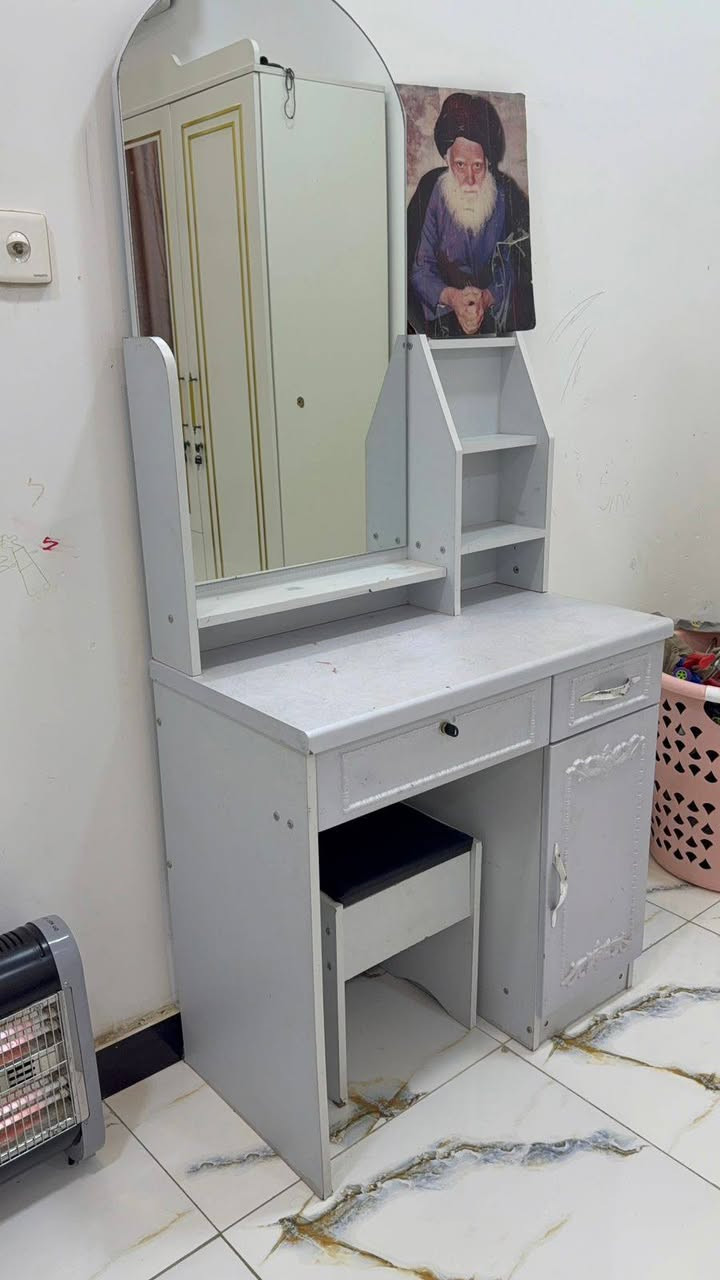 سلام عليكم عندي غراض للبيع
جرابي ام نفر عدد 2
كنتور تركي +ميز  مرايه ويه كنتور
***********
وغساله ونص تخم وحده جبيره وثانيه وسط و2كراسي
