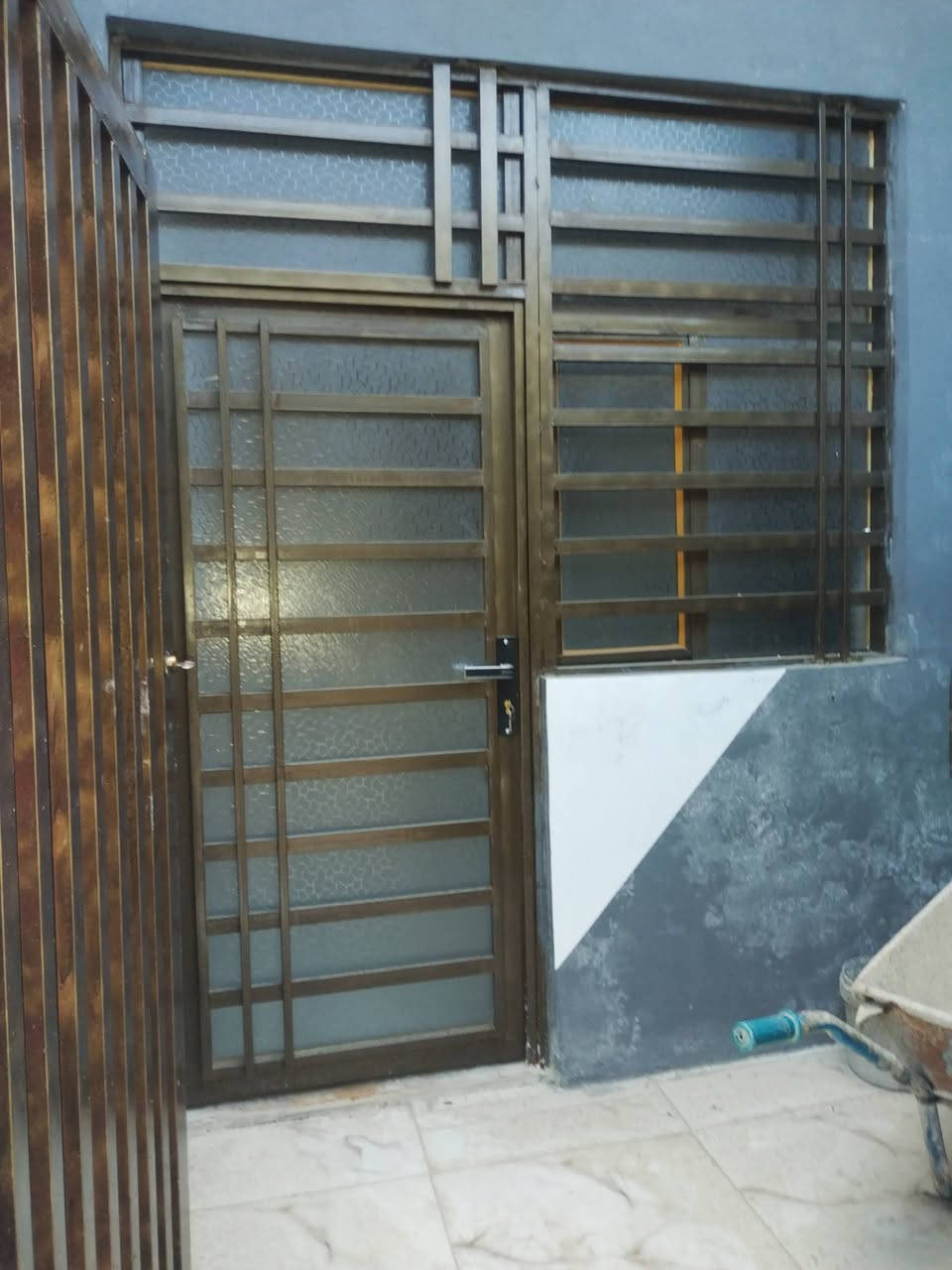 بيت للبيع المساحة ٥٠ م بي غرفة وصالة مطبخ وصحيات الاتصال على الرقم *********** زراعي بي قرار محكمه شارع المطار شارع علكم شارع حاتم الخير بناء بلوك تجعيب عكادة
