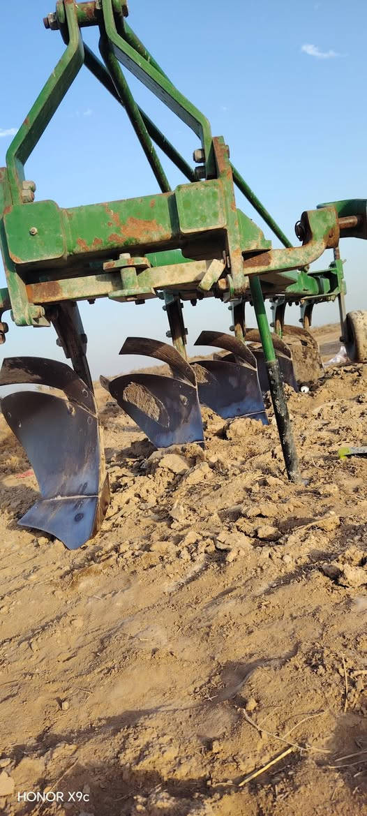 سلام عليكم فدان للبيع حجم 16خماسي مكفول المكان طريق سيد احمد الرفاعي ***********
