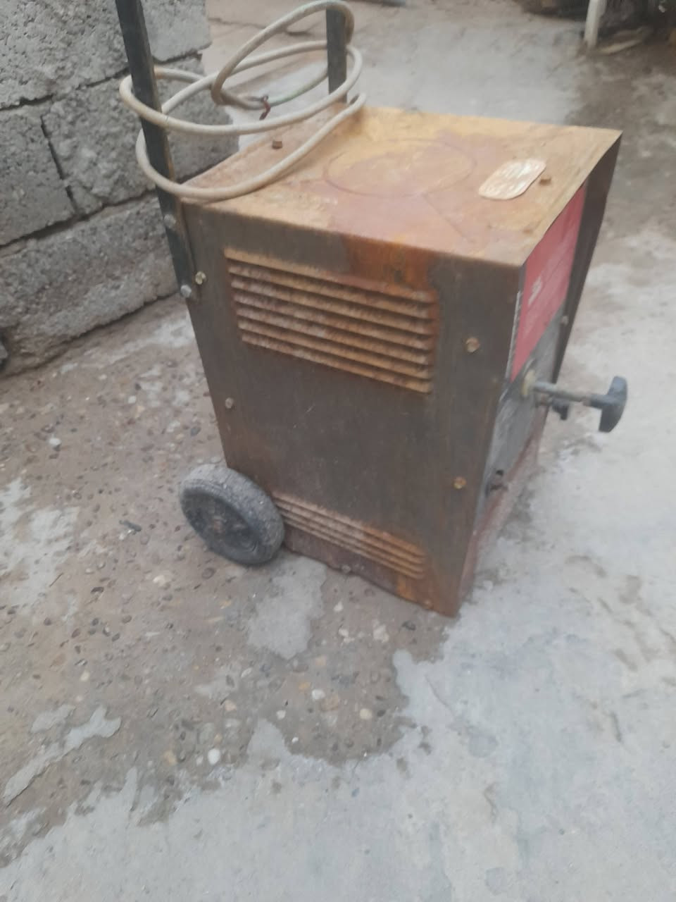 سلام عليكم مكينه لحيم شغاله على الفحص نقص بس الكيبلات الي تفيده بلخدمه سعر  ٩٠ الف  تفيد مال محل ت ***********اتصل بيك خير ودلل
