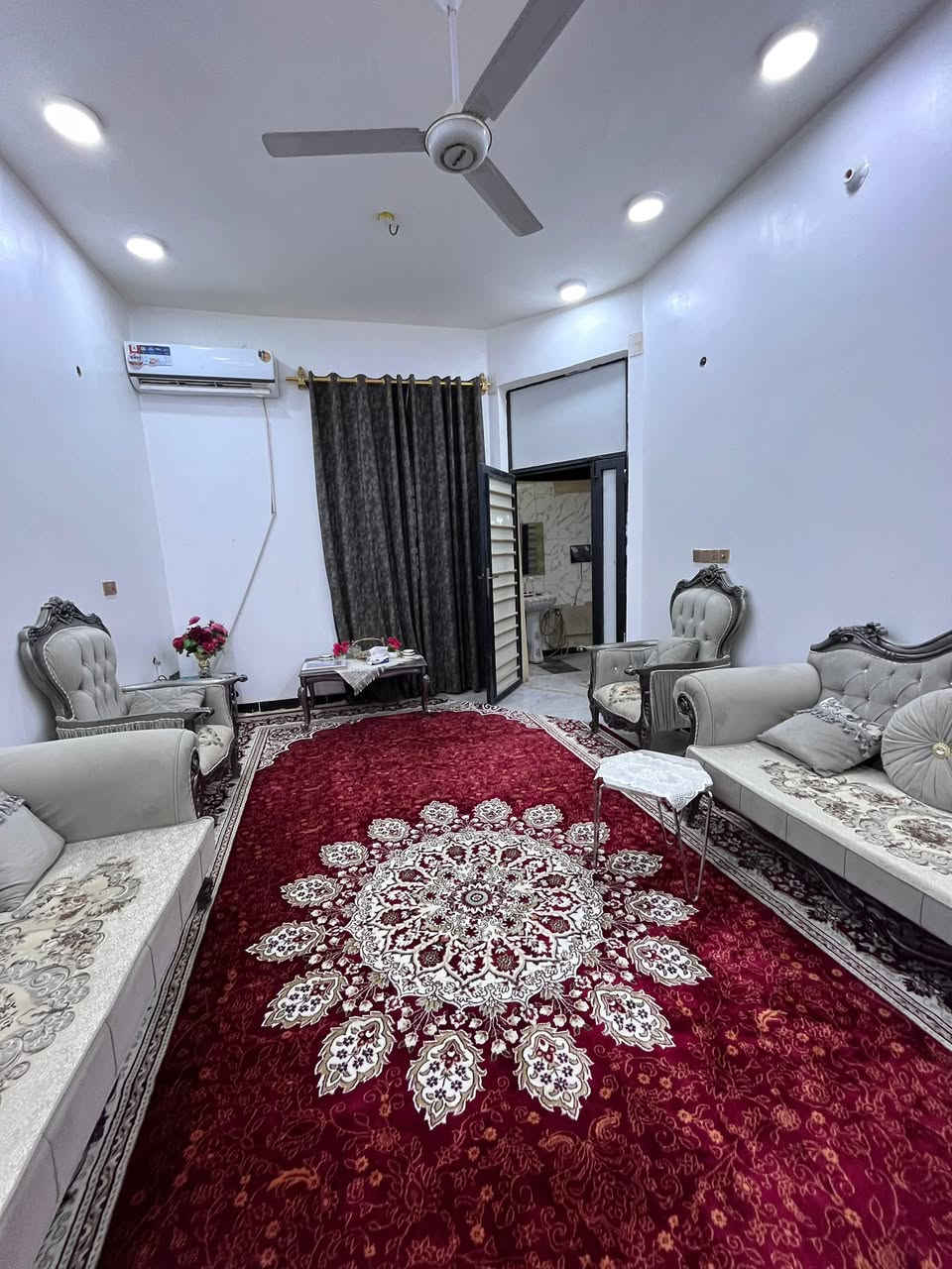 بيت 185 متر غرفتين 4×5 صاله 8×4 مطبخ 4×5 ديوانيه 4×6  صاله 4×8 مع صحيات الطابق الثاني اضافه الى محل مع صحيات خارجيه 
العنوان البو فياض قريب الحولي السعر 150 قابل للتفاوض . . . . . الاضافات كاونتر مطبخ سبالت عدد 3 خزان ماء سخان عدد 2  ميز طعام 1.. .
رقم الأستفسار/***********
