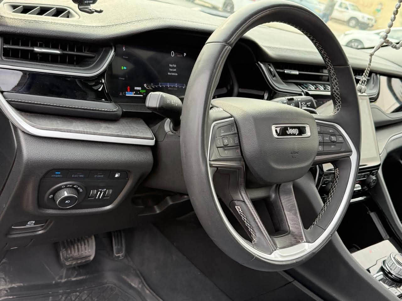 جيب شيروكي 2023 هايبرد
ماشيه 24000
سياره رقم بغداد  بأسمي
السعر 31000 $ بي مجال بسيط كلش
فول مواصفات  بانوراما ، شاشتين ،وغيرها هوايه مواصفات
مثل ما موضح بالصور
حادثها جاملغ امامي بسيط بدون ايرباك 
للاستفسار ***********
