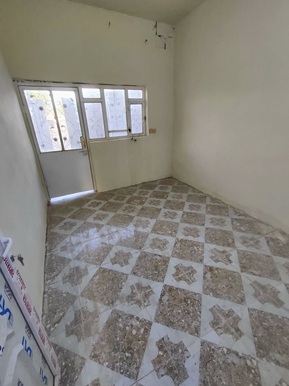 دار سكن للبيع جلولاء حي المعسكر 

يحتوي على استقبال 5*4 وغرفة نوم 5*4 ومطبخ 4*4 وصالة 
حمام داخلي وصحيات خارجية 
فول سيراميك الارضية 
المساحة 130 متر 
البيت حالياً مؤجر ب 130 الف 
السعر مناسب 28 بي مجال بسيط 

للاستفسار ***********
