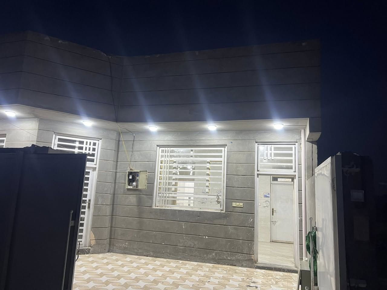 يت لإيجار بيت جديد وجاهز من كلشي بيه خط مولد وسخان وتانكي وموطورمي بي غرفتين وصالة وحمام ستقبال  
كرهباء ومي جاهز مساحت٢٠٠ مكانه بابل حله نيل يم مدرسة صينيه ضبط ***********📞📞***********
