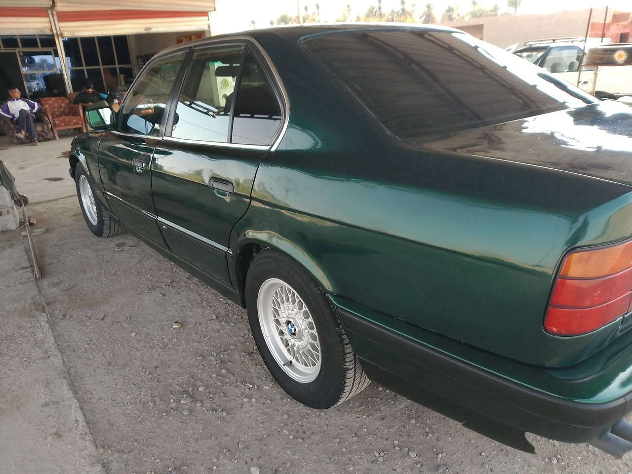 السلام عليكم 
525مسكر 
موديل 91صبغ عام جاهزه كير محرك تبريد حداديه تخم تاير وتخم ويل وكهربائيات كله بلاد 
بجم جديد بلادي مو تجاري 
نواقص السياره 
شيال كاردن 
والفتحه متشتغل
معروضه ب 65وبيه مجال
السياره باليوسفيه
***********
