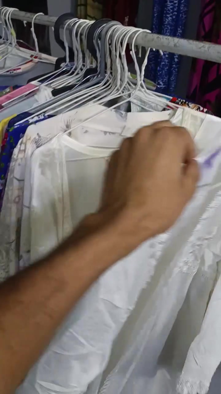 محل كامل بي باله بي جديد بي كويتي بي شي ان وبي تكرمون احذية كله شلعه كامله تقريبن عددهم من ال 900 لل1000 
واني احسبهم 600 القطع كله نضافه 100/100
الي يرديهم يراسلني وتساب 
***********
