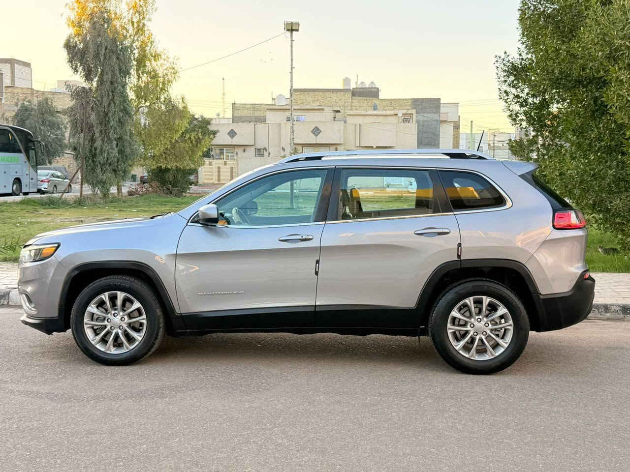 سلام عليكم للبيع جيب بزون موديل 2019 حادثه دعاميه اماميه مرفوقه بلمنشور السعر 128 وبي مجال موصفات مكينه 2400 شاشه كبيره كشنات جلد بصمت تشغيل بصمت ابواب كشن كهربائي كامره خلفيه دواره سياد بريك بصمه حساسات هيترات بلمري كشنات تدفئه تخم تاير حداديه تبريد تدفئه شغال مكينه وكير جاهزه العنوان كربلاء للستفسار ***********
