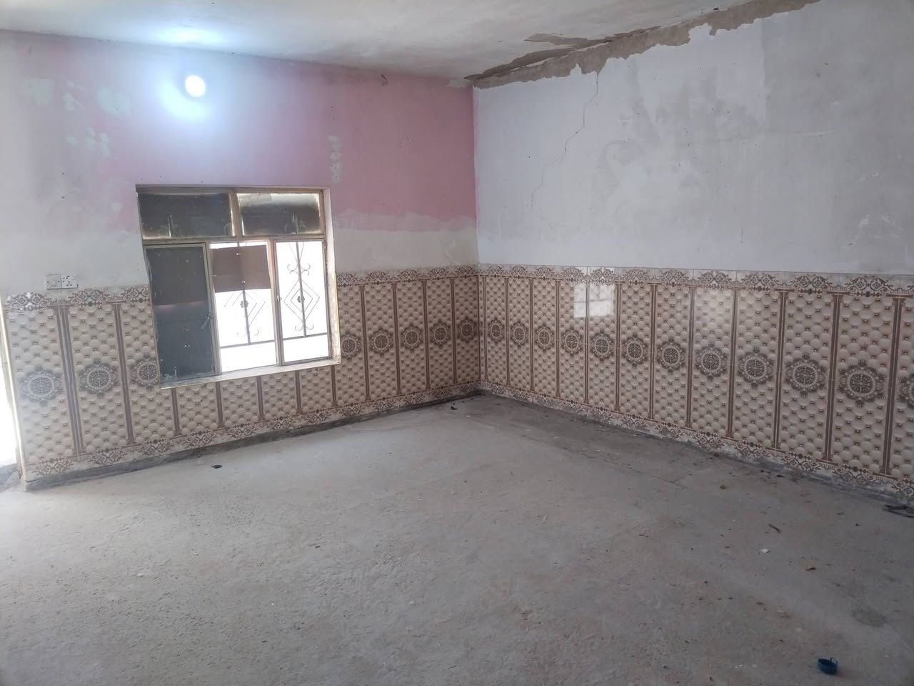 سلام عليكم بيت البيع حي الكوفه قرب تكان ام علي المساحه ١٢٥ م الواجه ٥ ونزال ٢٥ اللاستفسار ***********

