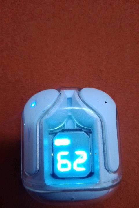 عندي سماعات بلوتوث لاسلكية بحالة جيدة، تجي مع علبة شحن فيها شاشة تعرض نسبة البطارية. مناسبة للاستعمال اليومي وتوفر عزل صوت جيد.