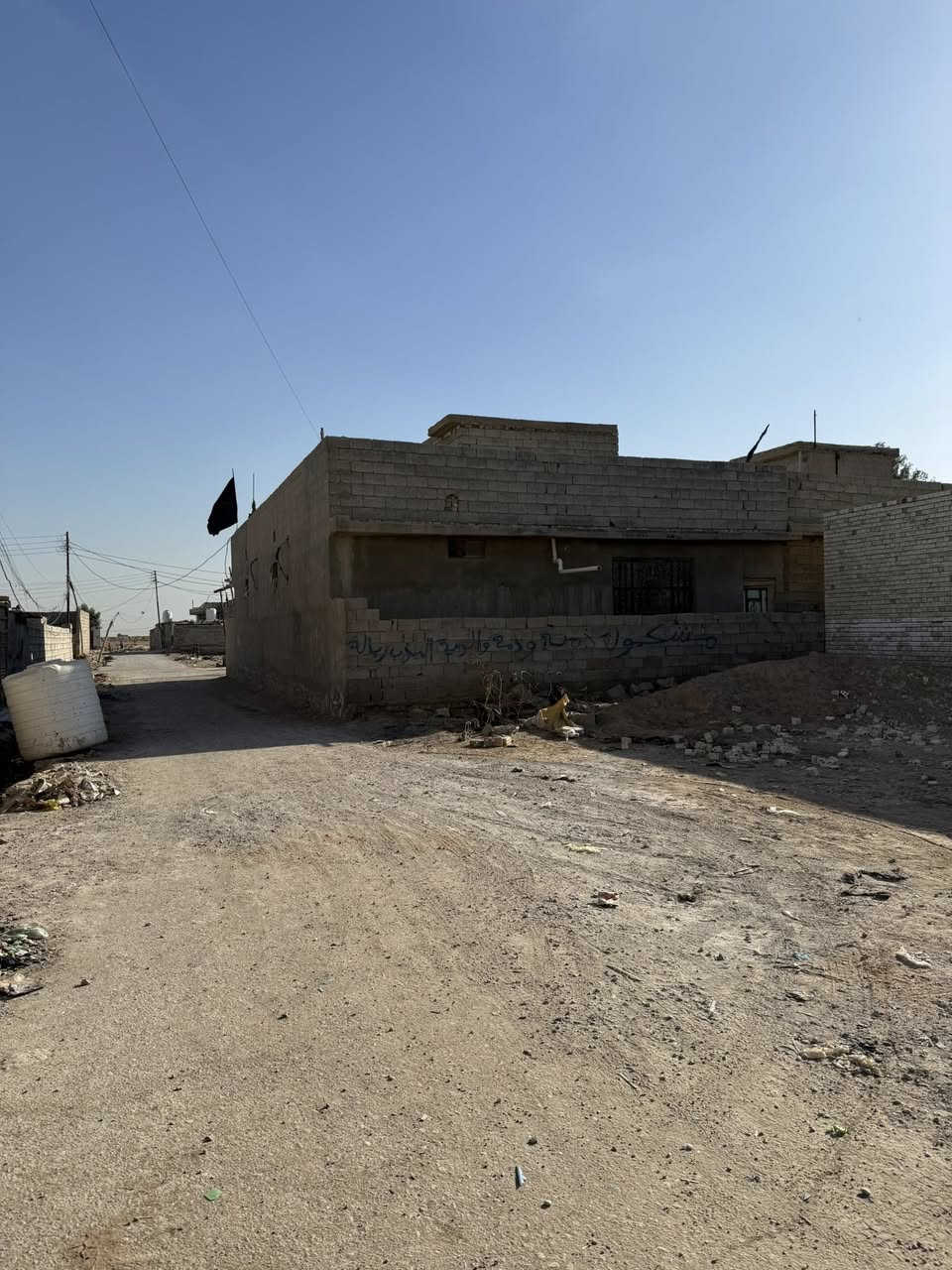 سلام عليكم اخوان قطعه للبيع مساحة 200 متر ركن  . الدوانم مقابيل الاربعتالاف  قرب صورة السيد الشهيد شارع التشابيه الثانيه شارع حسن باتول  ***********
