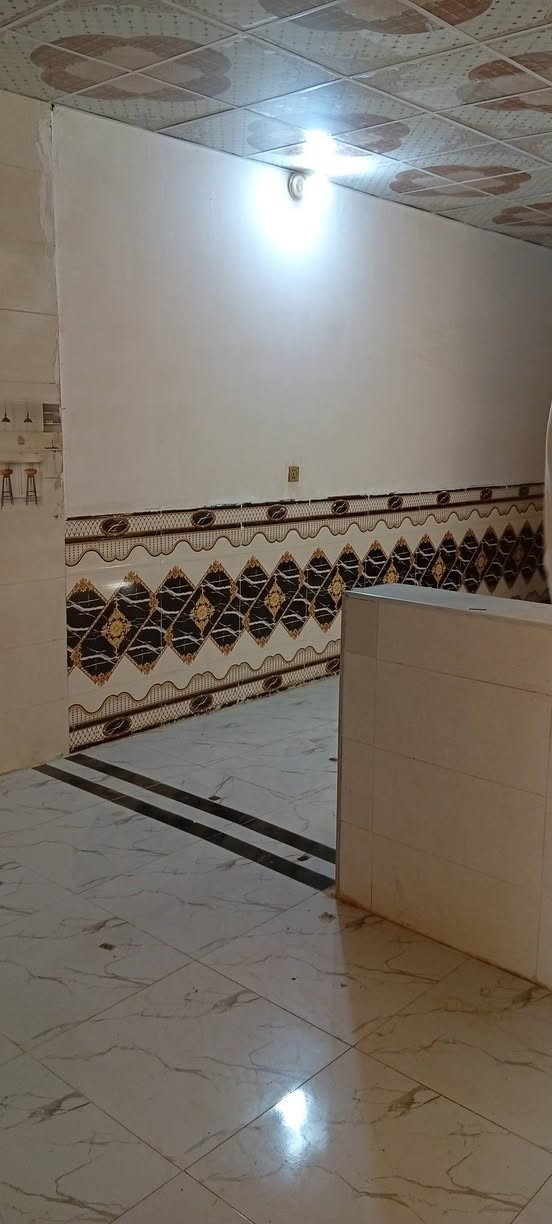 بيت 100متر للبيع بشارع المطار القديم بشارع الصقر بناء طابوك نهروان وصب كونكريت درجه اولى غرفه وصاله ومطبخ وستقبال وصحيات كامل السعر40وبي مجال للاستفسار ***********/***********
