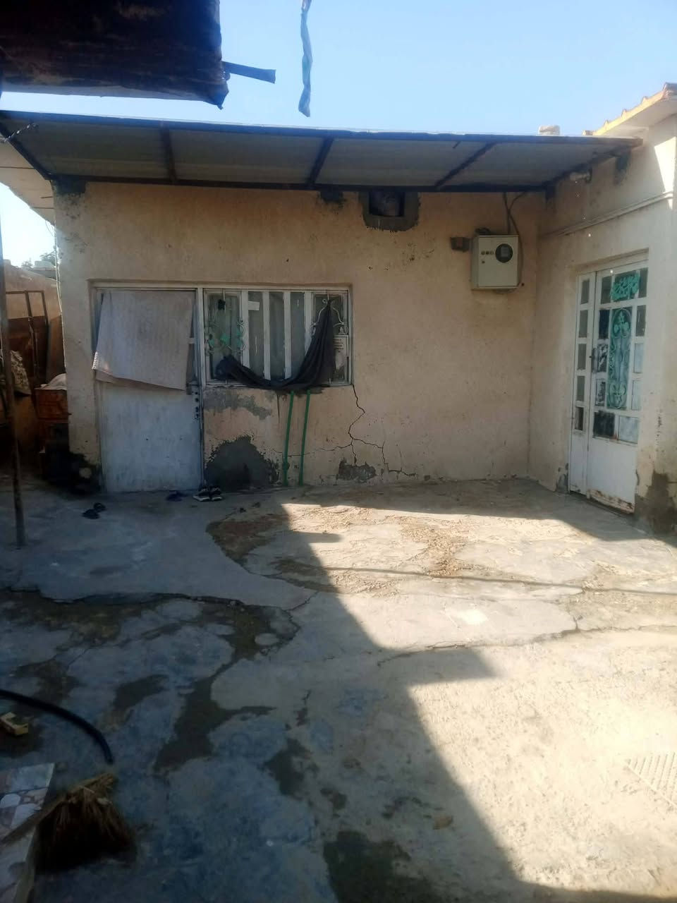 السلام عليكم  بيع مستعجل لان محتاج كلش بيت للبيع حي سكينه قرب الشارع العريض التبليط مساحة البيت ٢٢٥ يتكون من غرفتين نووم وحده قياس ٥ في ٤ والثانيه ٤ اونص في ٤  وحمام داخلي مترين وهول ٧ في ٣ اونص ومطبخ ٥ في ٤ واستقبال ٦ في ٤ وطارمه جبيره البيت سعره ٢٢ بيه مجال بسيط وللاستفسار اكثر مازنجر او اتصال ***********
