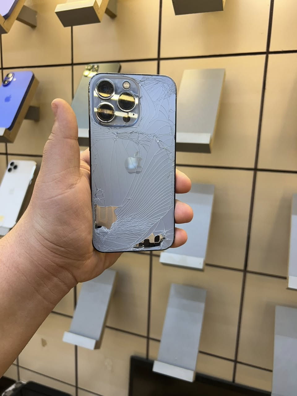 السلام عليكم ايفون. 13 برو مكسور ضهر  ومبدل شاشه اصلي وبيهه فطر صغير  وبطاريه مبدل
أصليه الفيس إيدي شغال كلشي بيه شغل. السعر 270 الف عنوان بغداد باب المعضم /***********
