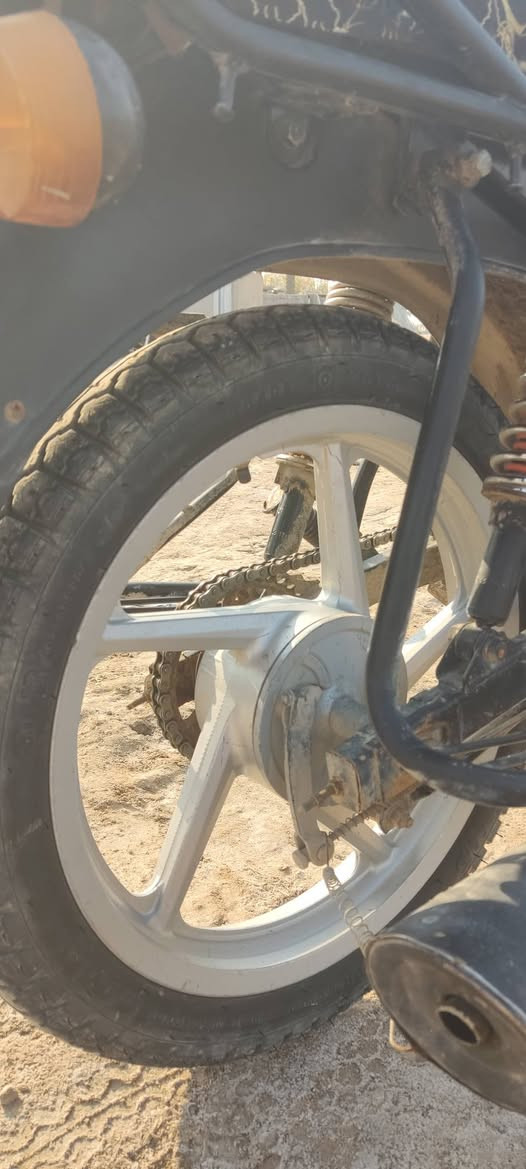 السلام عليكم الدراجه بوكسر موديل 2018 للبيع المكينه 150 نشطه الكهربايات شغاله الدراجه مال جناي بس بيها نقص كابريته الدراجه شغاله كل شي السعر 325 وبيها مجال  ما بيها المكان المحاويل رقم الهاتف /***********
