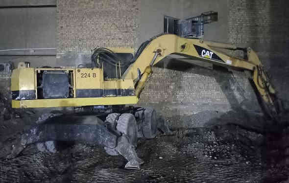 حفاره كتر موديل ٩٩ رقم بغداد الماني  وياها نقار  للبيع   مكان بغداد ***********  سعر ٩٠ بيع كوم حديد
