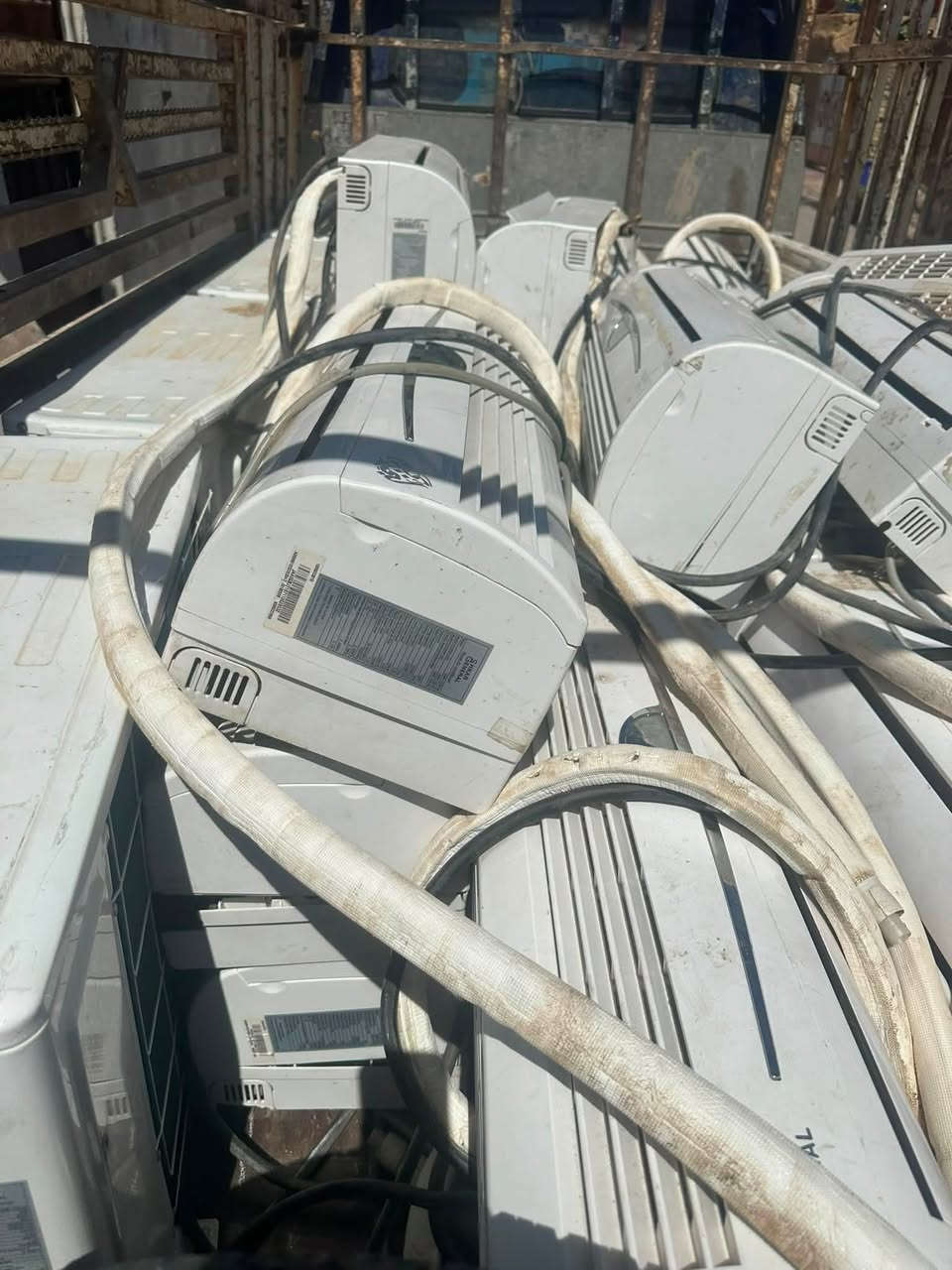 70 سبلت مال شركه مستخدم 3 اشهر نضافه 90/100 
كامل قطّعه خارجية وداخلية وبوريه بغداد المعامل *********** تواصل فقط ع خط ماسنجر مغلق
طن1  القطعه سعرها 160 الف
