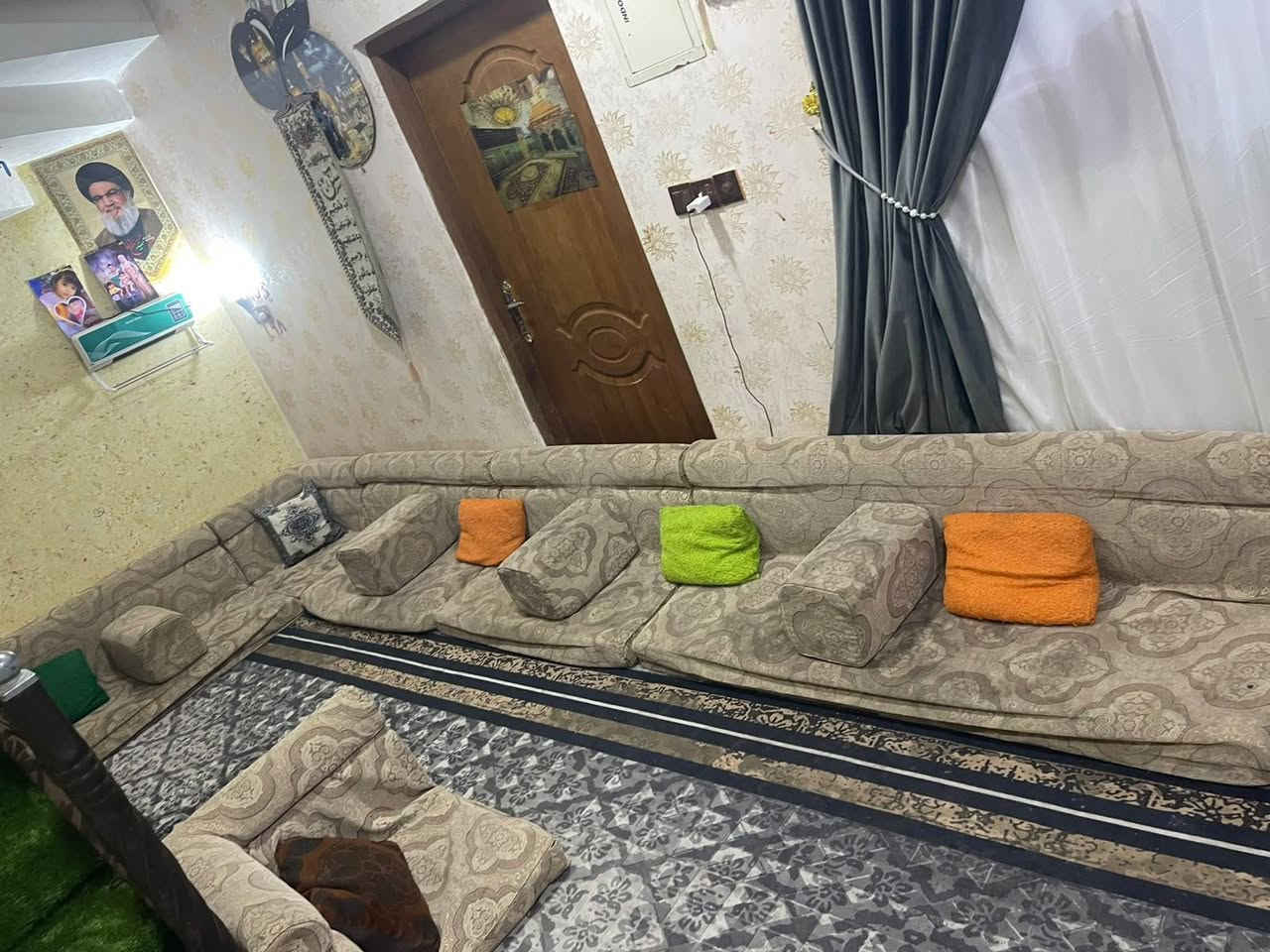 گعدة مرتبة للبيع اشتريتها قبل سنتين ب٢٥٠  رايدها ب١٦٠ المكان البصرة ابي الخصيب ( *********** )
