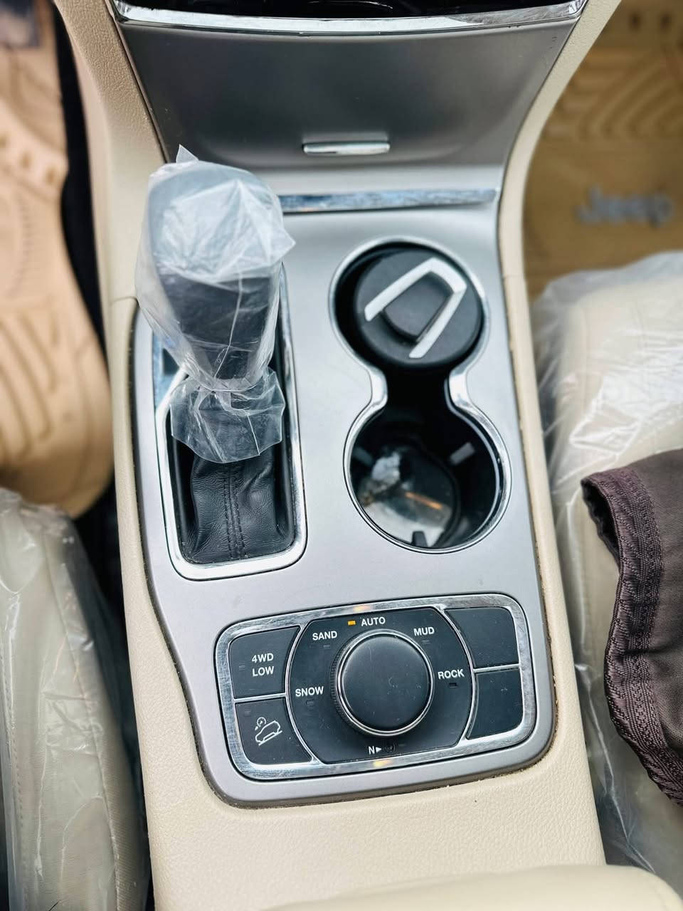 سلام عليكم جيب كراند شيروكي لميتد فول مواصفات خليجي كفاله عامه ماشيه ٦٠ ألف معروفه مواصفاتها ميحتاج اكتبها مكان السياره المسيب للاستفسار الاتصال ***********
السعر ٣٢٥بيها مجال بسيط
