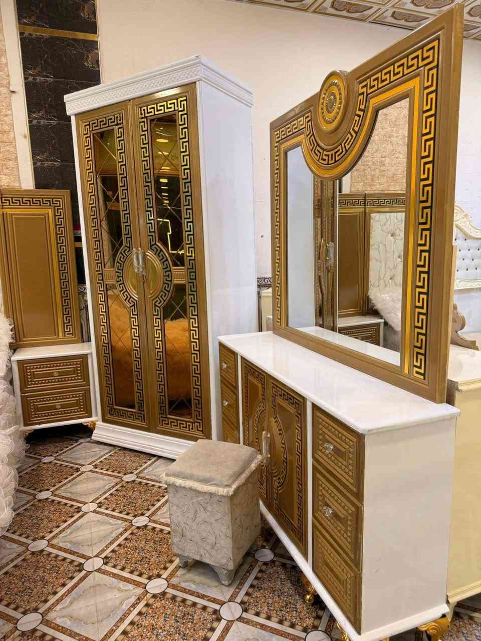 🚨 انطلقت أقوى تخفيضاتنا على موديل الأقواس – فخامة بسعر ولا أروع! 
بلنقد والاقساط

📉 من 2,450,000 دينار عراقي
🔥 إلى 1,950,000 دينار فقط
💥 فرق 500 ألف دينار خلال 6 أيام بس!

✔️ موديل الأقواس – نجارة عراقية 100%
متوفر ضمن وجبة الدرجة الأولى ووجبة الأصباغ (البوية)

✨ تفاصيل الطقم (10 قطع):
• كنتور بطول 330 سم + ملحق 430 سم – ارتفاع 250 سم
• تصنيع داخلي: صاج طبيعي 4 ملم
• وجه الكنتور: MDF سماكة 12 ملم
• الضهر: چرچوبة شد برغي
• القاعدة الأرضية: بلوك صاج
• أبواب نرمادة شريطية
• التقطيع الداخلي: حسب رغبتك
• سكك سلايت – تقطيع بلوك بورد
• الشازون: خزان + طابورية إضافية
• سرير 6 أرجل من بلوك بلاويد
• لون الدوشمة حسب اختيارك
• تصميم فريد بمسكات مختلفة عن باقي الموديلات

🚛 توصيل وتركيب لكافة محافظات العراق بكروه
🛠 صيانة مجانية لمدة سنة كاملة

📍 العنوان: الرمادي التأميم قادسية الاولى
📞 للحجز والاستفسار: ***********

🔹 معرض الجشعمي للأثاث – ثقة محلية بجودة عالية

⏳ الكمية محدودة والعرض ينتهي خلال 6 أيام فقط!
👇 لا تفوّت الفرصة وخلي غرفتك تحچي ذوقك!#الجشعمي الرمادي, الأنبار
