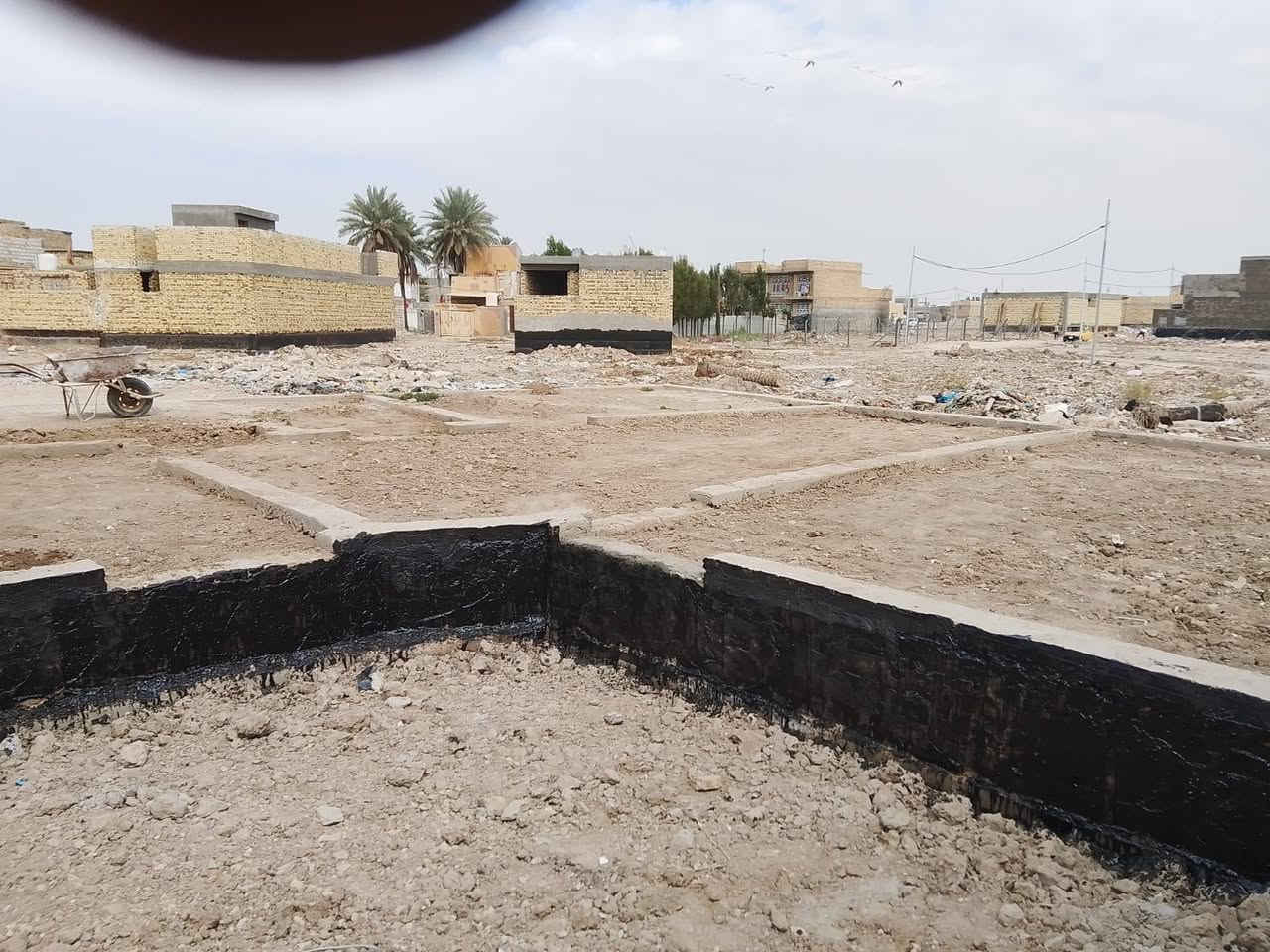 السلام عليكم بتلو كامل مساحه القطعه ١٨٠ متر بالطهمازيه فرع مخبز المصطفى يتكون من غرفتين كبار هول صاله مطبخ للبيع الاستفسار سعر على الخاص هذا رقمي ***********
