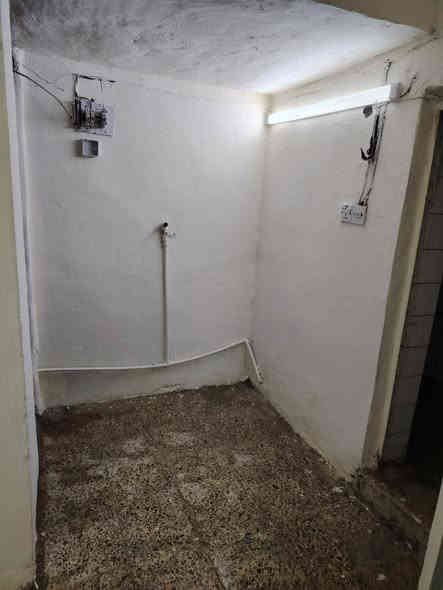 السلام عليكم
شقة للايجار ارضيه معزوله عن البنايه مصبوغه جديد
 غرفتين وصاله مع ملحقات مطبخ صغير حمام وتواليت مشترك
 ترك خلفي طرمه صغيره
ايجارها 400 
بغداد الجديدة شارع المسبح قرب مدرسة البحتري والدفاع المدني *********** واتساب
