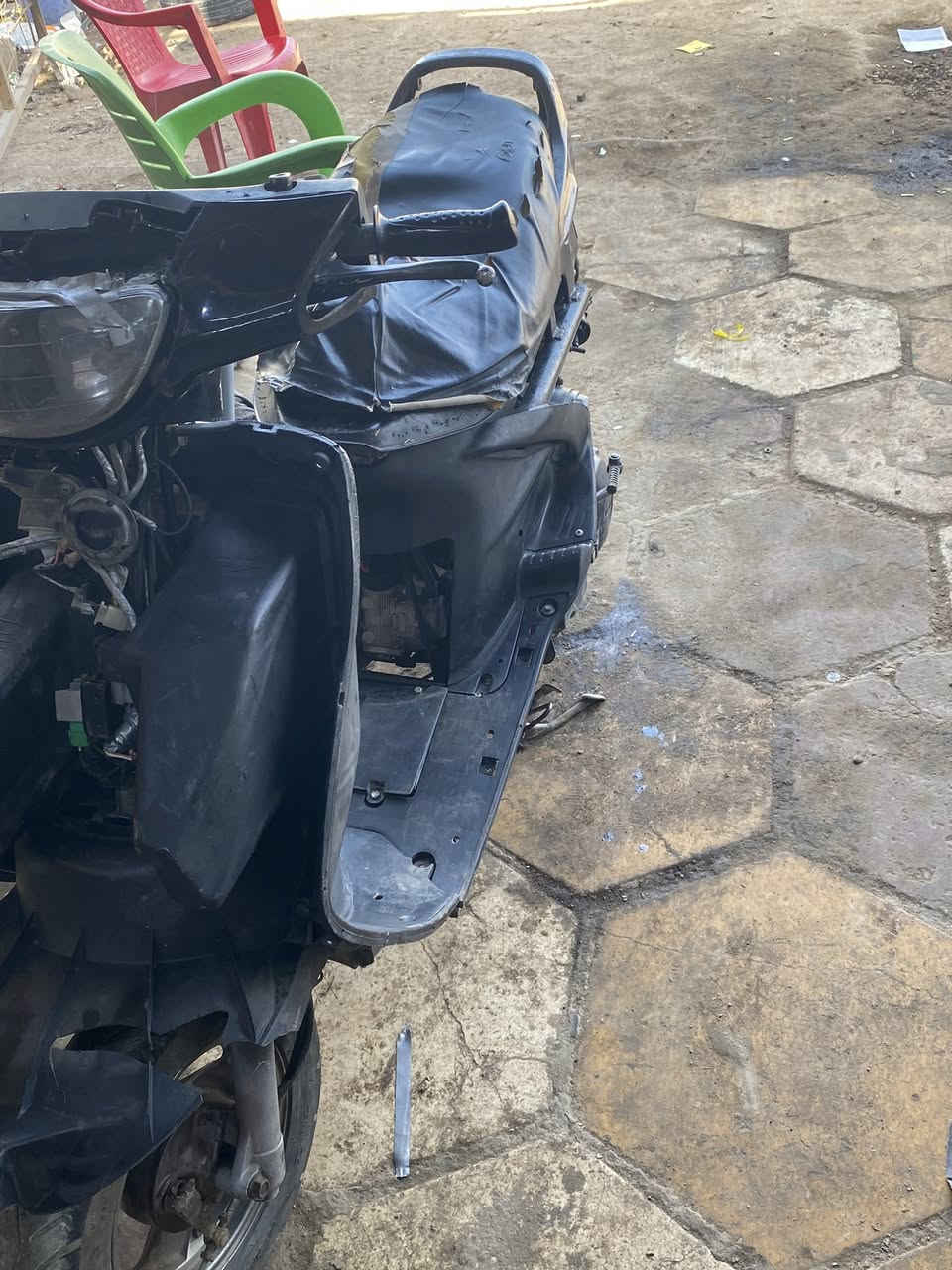 السلام عليكم دراجة فراشة للبيع مكينة ناعمة تشتغل سلف وهندر الدراجة كهرباياتً كلها شغالة عوزها بس كفرات و البكلات موجود السعر 275  الهاتف ***********
