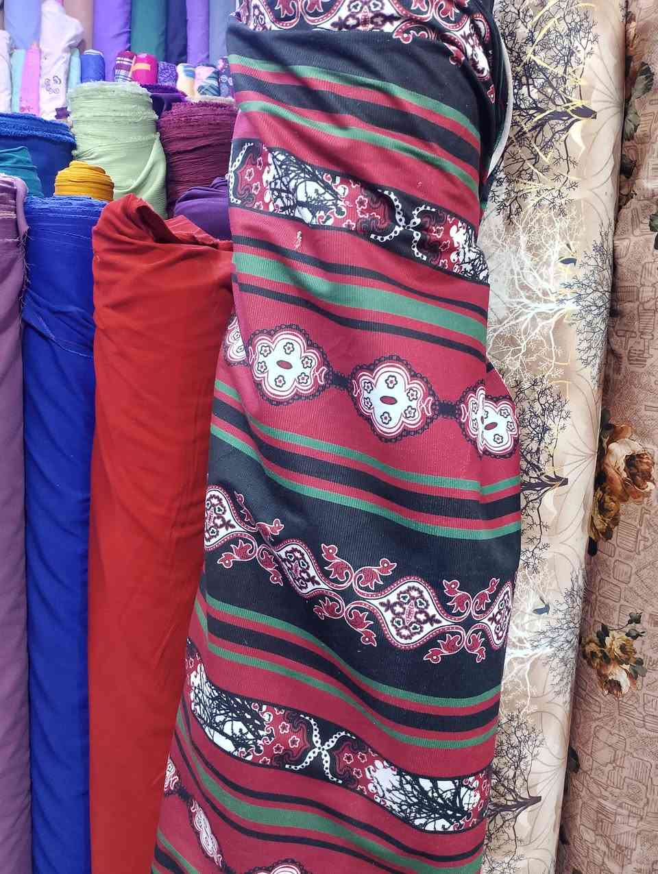 بنات هذا لون لاحمر متوفر بس هاي نقشه 
وغير لوان متوفره  
بس ذولي لالوان  متوفرات حاليا
لي تريد ثبت طلبه 
والقماش شامو ثقيل موالعادي 
إشارة الأصدقاء


**إذا كنت صاحب هذا الإعلان وتريد حذفه لأي سبب، رجاءا أرسل رسالة إلى الدعم الفني**