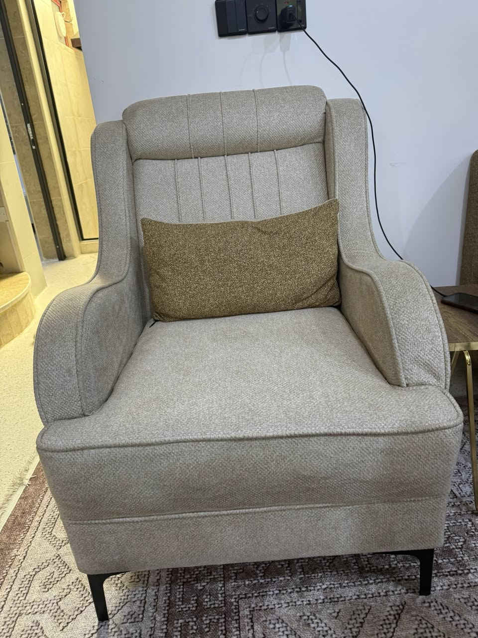 السلام عليكم تخم شغل عراقي نضافة 98%‎ لا كسر و لا شك مقعد ثلاثي عدد 2 و مقعد احادي عدد 2 للبيع 475 و بي مجال مكاني بغداد المهدية الثالثة رقم ***********
