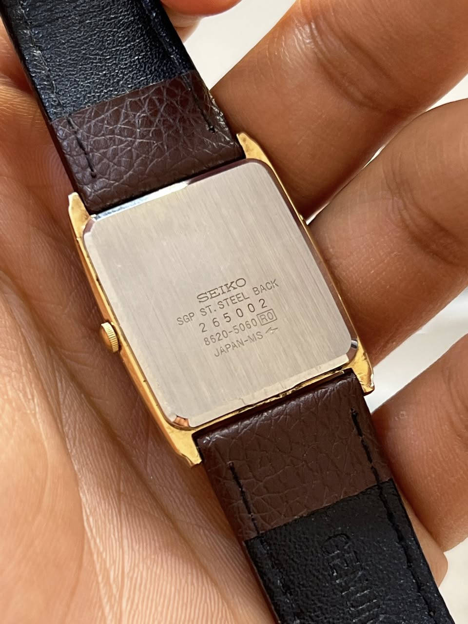 سيكو تانك (Seiko Tank) كلاسيكية نادرة - طلاء ذهب SGP - قمة الأناقة
• القطر 32m*33
.8620-5060 :(Reference) الموديل •
• الطلاء: هيكل مطلي بطبقة رقيقة من الذهب بتقنية SGP (Seiko Gold
الأصلية، مما يمنحها لمعة الذهب الحقيقي العمية (
وجود ختم SGP على الظهر يعني أن هناك طبقة فعلية من الذهب تم ترسيبها كهربائياً على المعدن.
• المحرك: تعمل بحركة كوارتز يابانية دقيقة جداً (Seiko Japan
• الحالة: الساعة بحالة ممتازة (كما تظهر الصور)، غطاء خلفي ستانلس ستيل الأصلي مختوم بكافة أرقام الموديل (5060-8620).
• الحزام: سوار جلدي بني بنقشة التمساح يضيف لمسة كلاسيكية دافئة.
🔸للحجز والاستفسار أكثر يرجى التواصل خاص🔻


**إذا كنت صاحب هذا الإعلان وتريد حذفه لأي سبب، رجاءا أرسل رسالة إلى الدعم الفني**