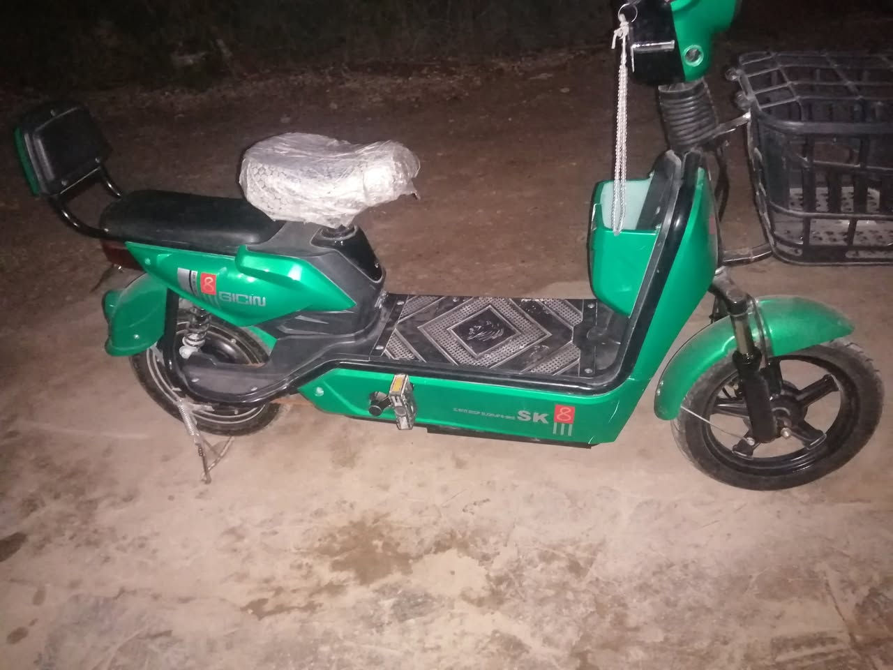 سلام عليكم بيسكل شحن البيع مستخدم اقل الشهر بطارياته تعبانات السعر 300وبيه مجال اتصل وبيك خير وتدلل مكان بابل محاويل ***********
