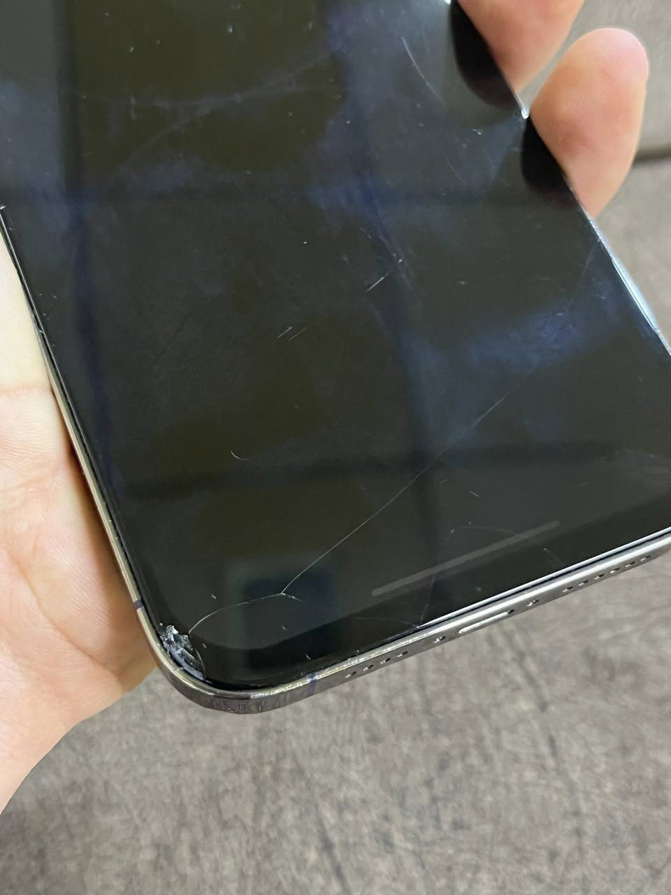 البيع فقط بدون مراوس

آيفون 14 برو ماكس 

لون بنفسجي 

ذاكره 256 

بطاريه 76 

دبل سيم كارت 

نموذج Za

جهاز فقط شاشه مبدل وبيها فطر موضح ب صوره 

سعر 450 

مكان موصل لأيسر 

*********** 
***********
