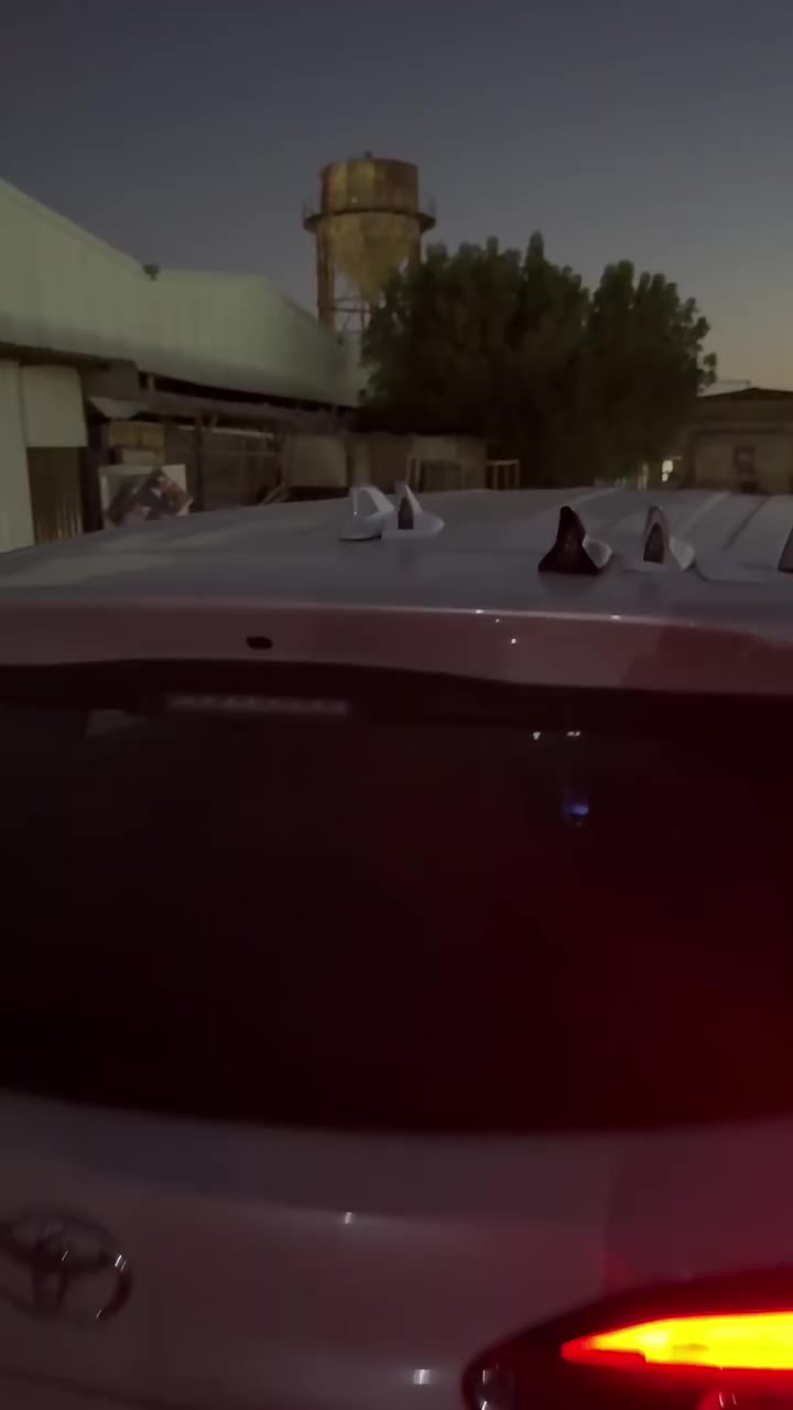 الاستخدامات

إضاءة تحذيرية علوية للسيارة تُلفت الانتباه ليلاً وتزيد من وضوح السيارة للمركبات القادمة من الخلف

إضافة جمالية للهيكل الخارجي مع شكل زعنفة القرش العصري

مفيدة للرحلات والسفر والطرق السريعة ومواقف السيارات قليلة الإضاءة

بديل بسيط لإضاءات التحذير التقليدية دون تمديدات أو أسلاك

المميزات

تشغيل بالطاقة الشمسية بالكامل: لوحة شمسية مدمجة تشحن البطارية تلقائيًا نهارًا—لا حاجة لأسلاك أو بطاريات خارجية

استشعار ذكي مزدوج: يعمل تلقائيًا ليلًا بفضل حساس الإضاءة، ويبدأ الوميض مع حركةاهتزاز السيارة (حساس الصدماتالحركة)

إيقاف تلقائي: يتوقف عن العمل بعد توقف السيارة لعدة دقائق لتوفير الطاقة

شدة إضاءة عالية: شريحة LED ساطعة تعطي وميض تحذيري واضح يقلل من احتمالية الاصطدام الخلفي

تركيب بلا أسلاك: قاعدة لاصقة Pressure-Sensitive قوية تثبّت المنتج على سقف السيارة خلال ثوانٍ

هيكل متين مقاوم للعوامل الجوية: طلاء معدني Baking Paint مقاوم للتآكل والاصفرار مع تحمّل جيد للصدمات

ألوان متوفرة: أسود – أبيض – فضي (تُختار حسب لون السيارة)

تصميم خفيف وانسيابي لا يسبب ضجيج ريحي ولا يؤثر على فتحة السقف

استهلاك طاقة منخفض مع بطارية ليثيوم مدمجة لعمر خدمة أطول

محتويات الصندوق

وحدة إضاءة على شكل زعنفة القرش بالطاقة الشمسية

شريطقاعدة لاصقة جاهزة للتركيب

الملاحظات

سطح التركيب يجب أن يكون نظيفًا وجافًا وخاليًا من الشمع؛ يُفضّل الضغط لعدة ثوانٍ بعد الالتصاق

لا يُغمر بالماء ولا تُستخدم مواد تنظيف كاشطة على اللوح الشمسي

لم يتم ذكر بلد المنشأ


**إذا كنت صاحب هذا الإعلان وتريد حذفه لأي سبب، رجاءا أرسل رسالة إلى الدعم الفني**