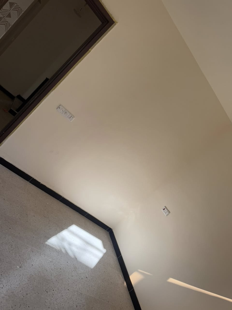 سلام عليكم بيت لبيع  موقع دوره كليه دجله يبعد عن كراده 10دقايق بل سياره لبيت مسحة 60واجه 7ونص ونزل 8 مربع لبيت مطبخ وحمامين وغرفتين نوم لبيت جديد غير مسكون ***********
