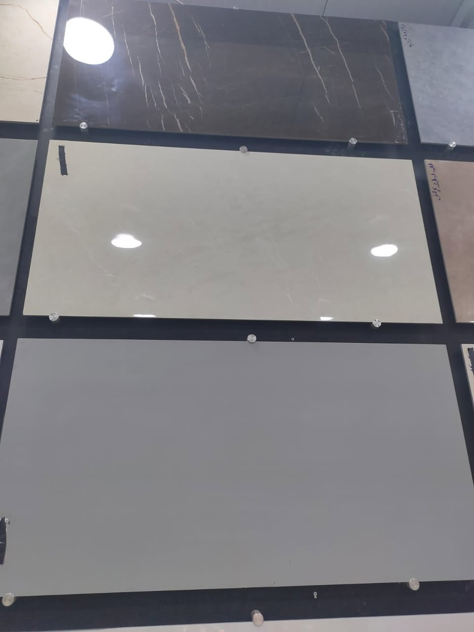 لوح هندي 120*60موديلات حديثه درجه اولئ 
لمعه فول/الرمادي الخمسه كيلو مدخل الحريه للستفسار ***********
