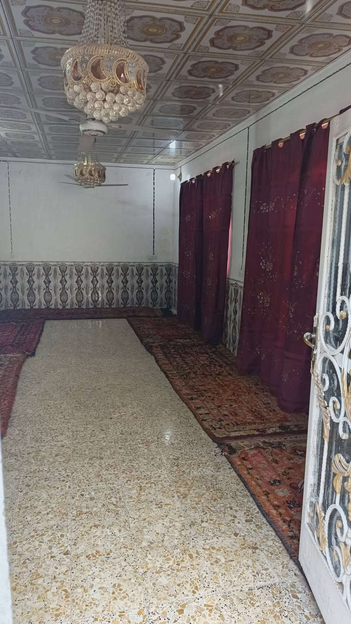 الدار للبيع مساحه ٢٠٠متر واجهة ١٧ ركن 
العنوان الكوفه البراكيه شارع السبيس 
يتكون من غرفتين وصاله واستقبال ومطبخ
السعر 45
الاستفسار الاتصال برقم
***********
