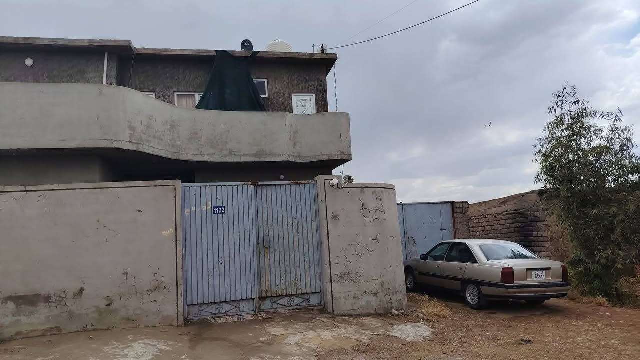 دارللبيع مع خان كوكجلي قرب المقبره المدرسه مساحه 1200 متر خان كبير يسع الى مكان 80 عجل مع بئر ماي خير من الله اما البيت السكن طابق ونص طابق ارضي غرفتين واستقبال ومطبخ وهول وصحيات طابق ثاني غرفه وحده وهول ومطبخ وصحيات لل استفسار للمراجعه مكتب المشوار او اتصال ع رقم *********** يوجد واتساب
