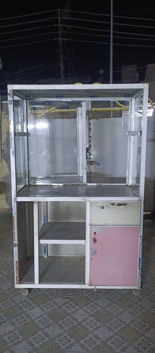 سلام عليكم  غراض كافتريا للبيع جام خانه عدد 2وطباخ ابو عينين وسنك متره ونص معه مكينه ثرم  حجم 32
للستفسار ***********
